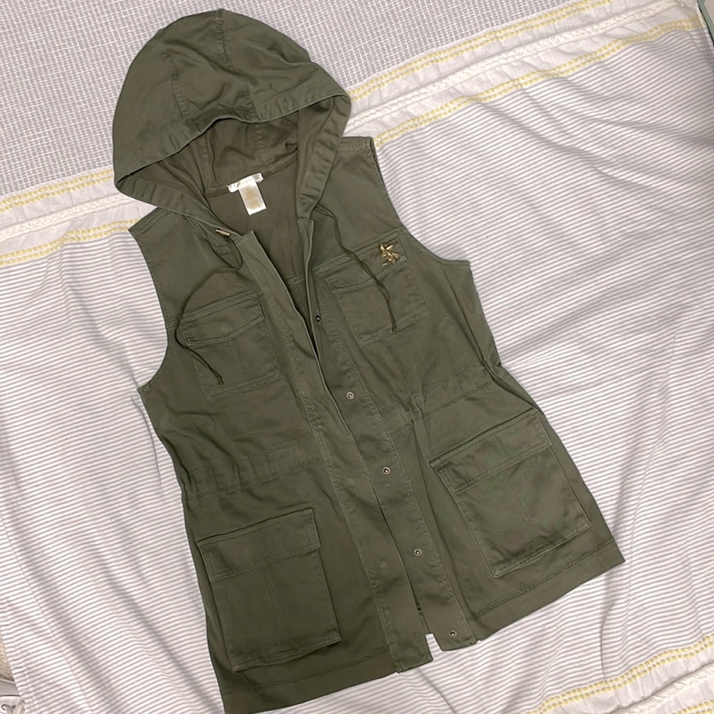 Cargo sleeveless jacket. Great for layering. Olive green. Size Sm.